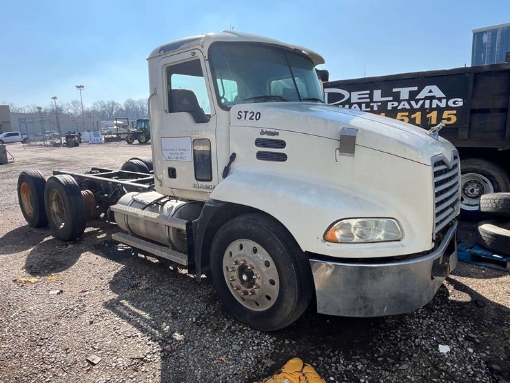 2007-mack-cxp613-cab-&-chassis---parts-truck-image-1