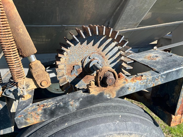 adams-high-clearance-5-ton-spreader-image-32