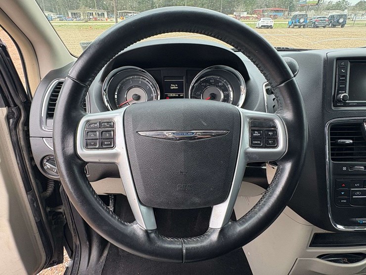 2014-chrysler-town-&-country-image-13