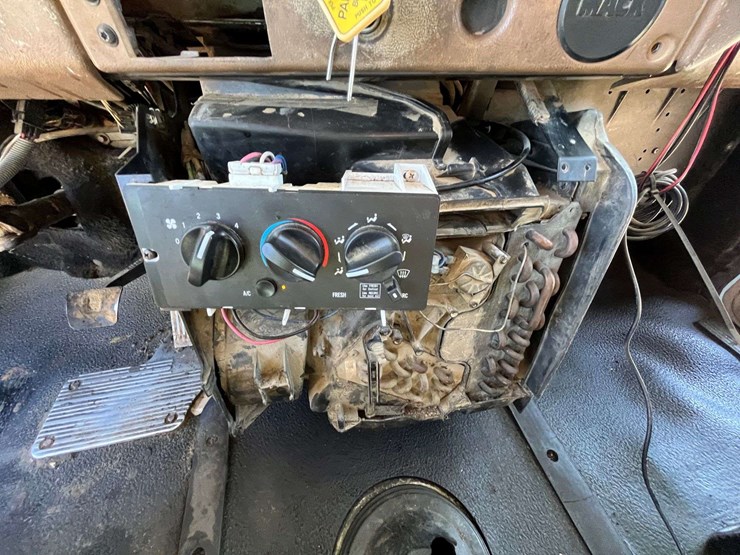 2004-mack-cv713-tandem-dump-truck-(481,756-miles)-image-17