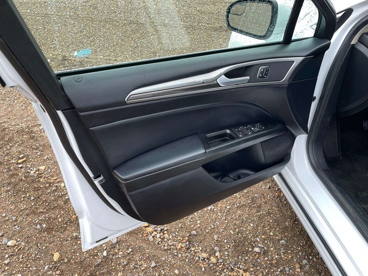 2018-ford-fusion-4-door-sedan-(166,897-miles)-image-9