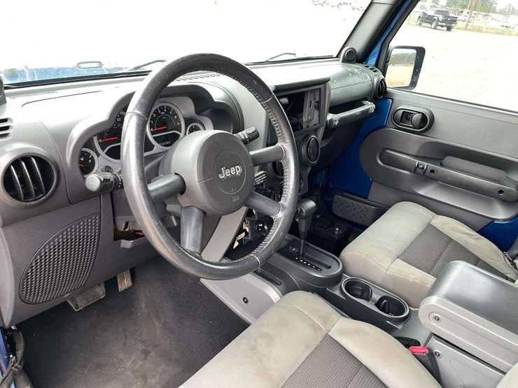 2010-jeep-wrangler-sport-image-11