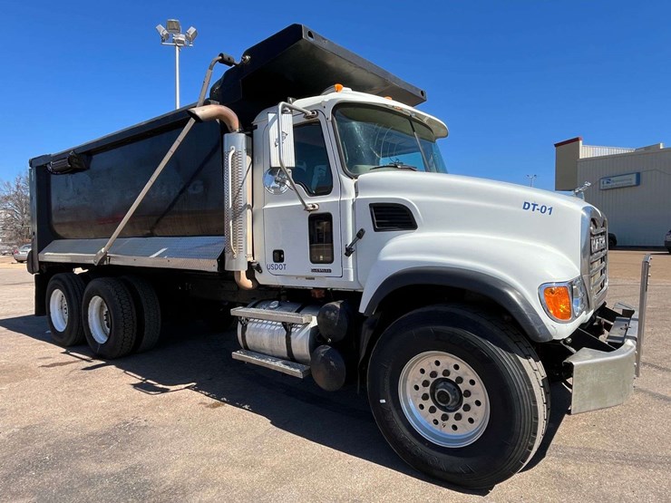 2004-mack-cv713-tandem-dump-truck-(481,756-miles)-image-4
