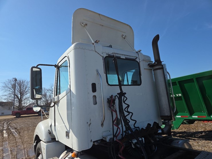 2007-freightliner-day-cab-semi-image-13