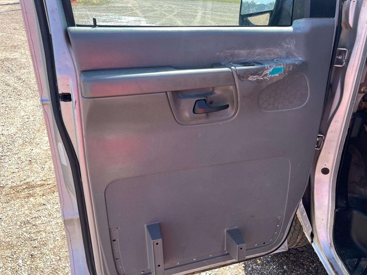 2005-ford-econoline-350xl-10-passenger-van-(80,129-miles)-image-9