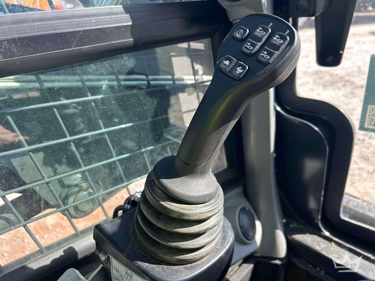 2023-new-holland-c327-image-16