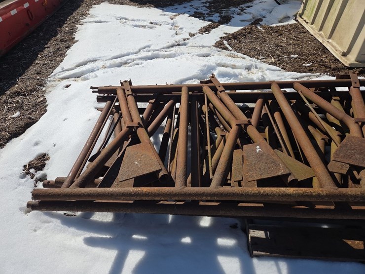 (5)-5-head-cattle-head-locks-image-13