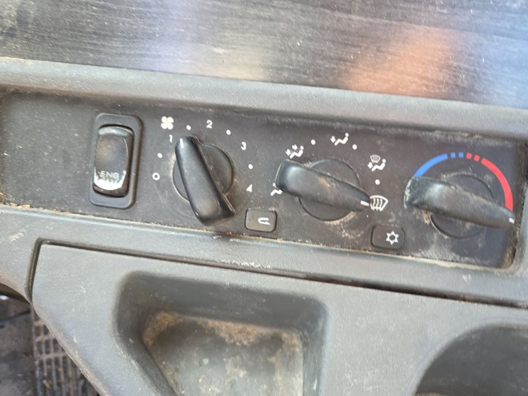 2007-freightliner-day-cab-semi-image-61