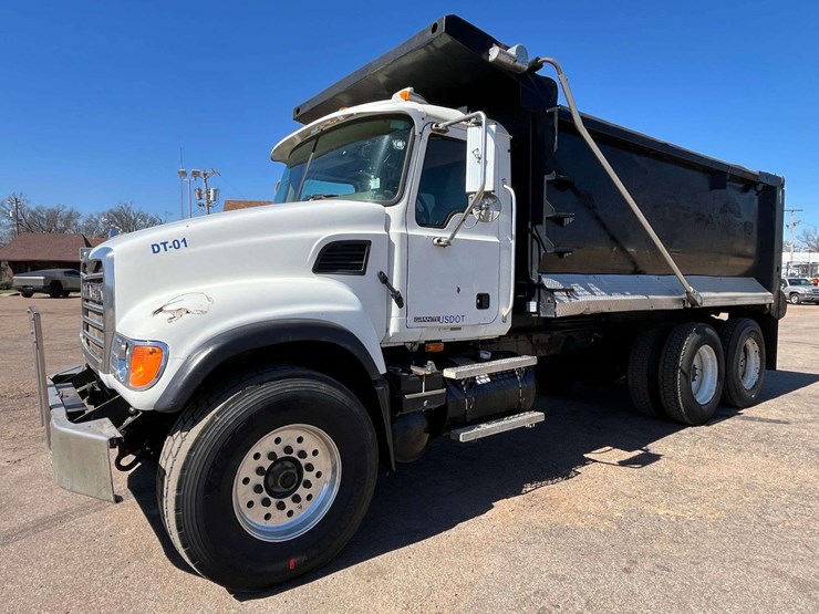 2004-mack-cv713-tandem-dump-truck-(481,756-miles)-image-3