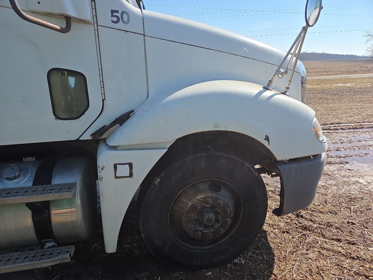 2007-freightliner-day-cab-semi-image-36