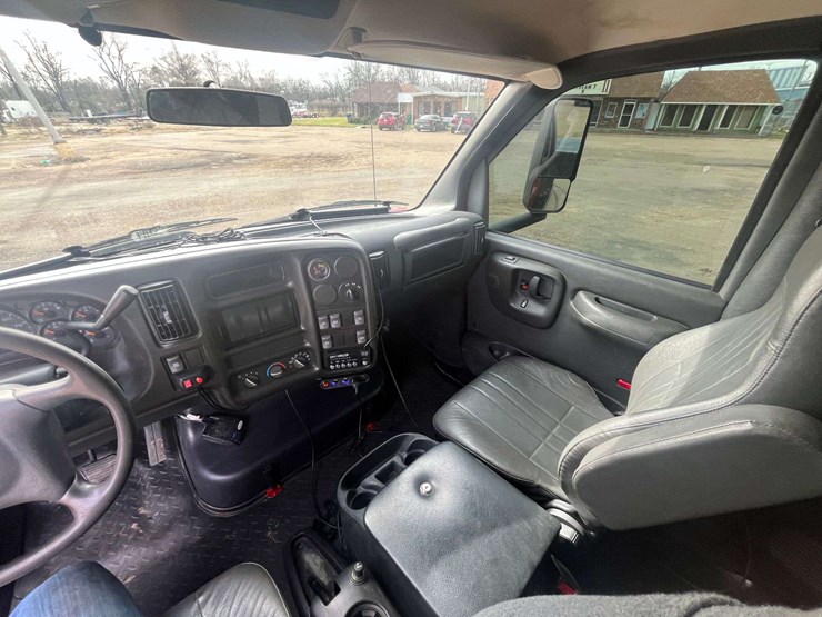 2008-chevrolet-kodiak-5500-4x4-crew-cab-flatbed-truck-(85,344-miles)-image-13