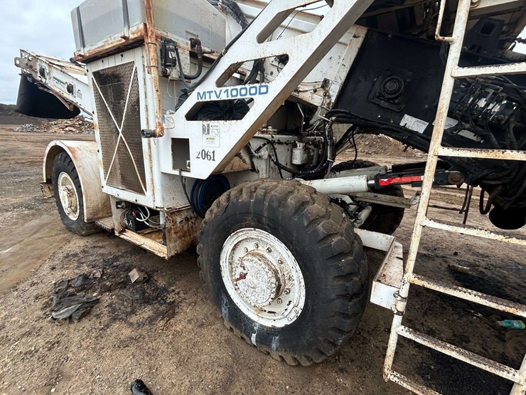 roadtec-mtv1000d-asphalt-material-transfer-buggy-image-10