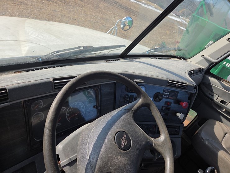 2007-freightliner-day-cab-semi-image-72