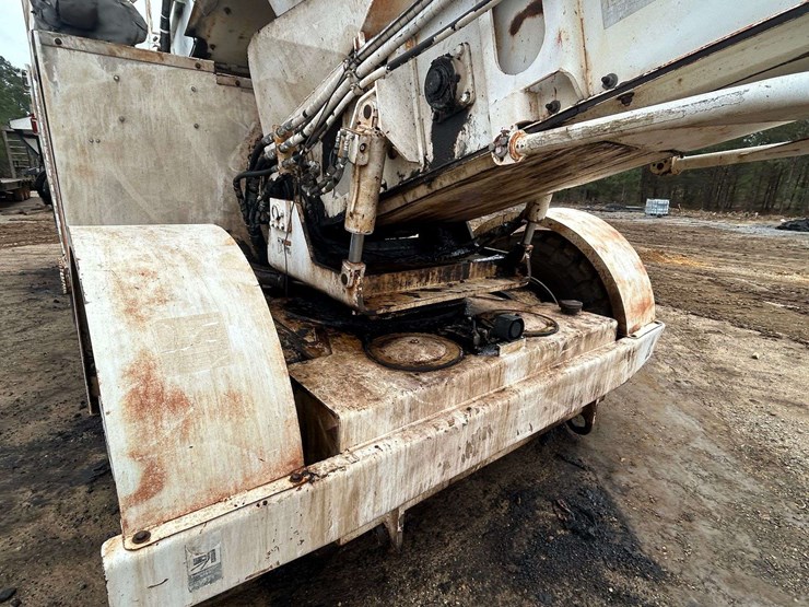 roadtec-mtv1000d-asphalt-material-transfer-buggy-image-14