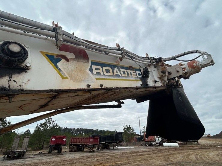 roadtec-mtv1000d-asphalt-material-transfer-buggy-image-15