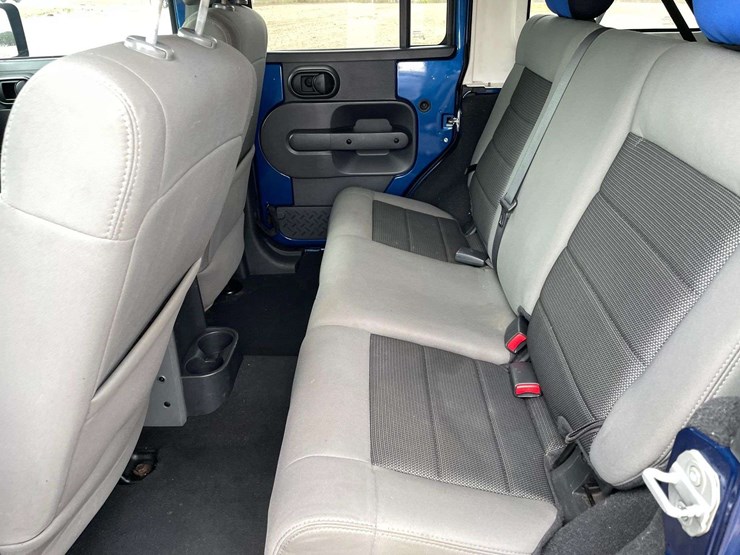 2010-jeep-wrangler-sport-image-14