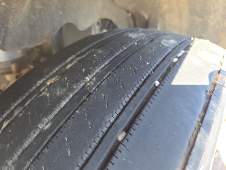 2007-freightliner-day-cab-semi-image-5