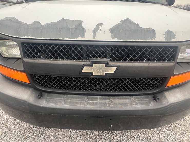 2012-chevrolet-express-g2500-image-10