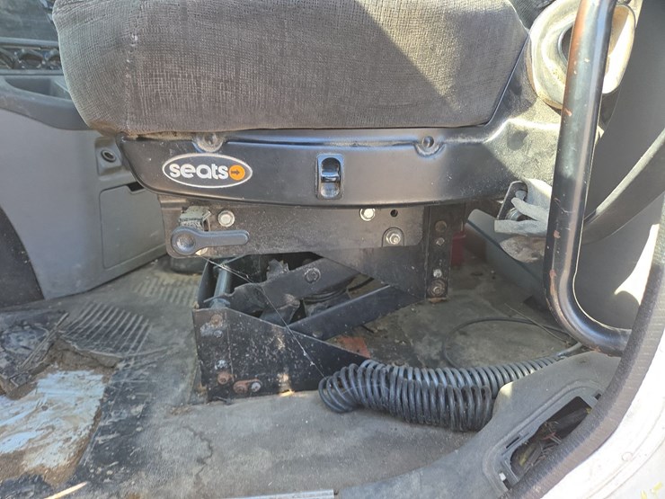 2007-freightliner-day-cab-semi-image-55