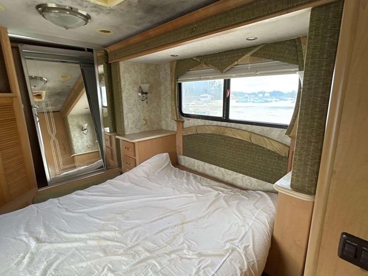 2005-freightliner-tropi-cal-t396-39ft.-class-a-motorhome-image-40