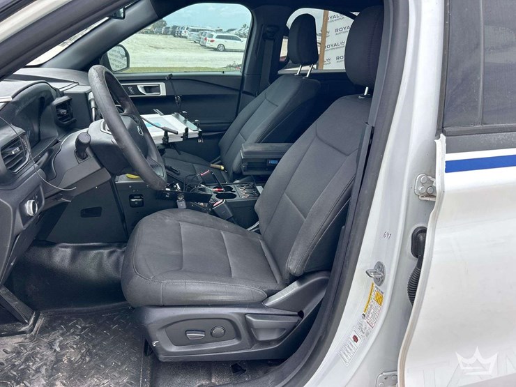 2020-ford-explorer-image-13