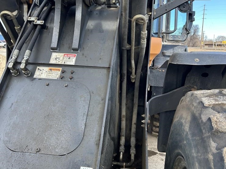 2019-case-721g-image-53