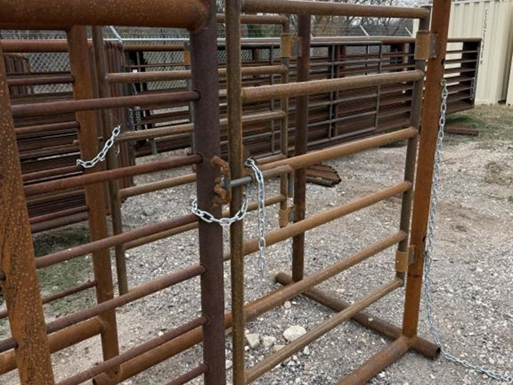 #72-•-cattle-pipe-alley-way-24'-w/-slide-gate-image-4