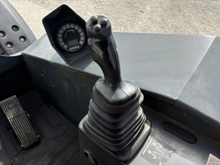 2021-deere-204l-image-60