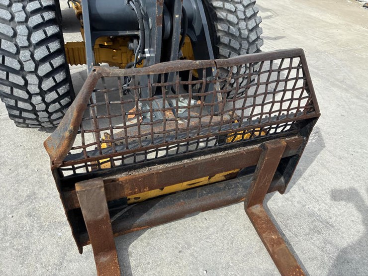 2021-deere-204l-image-16