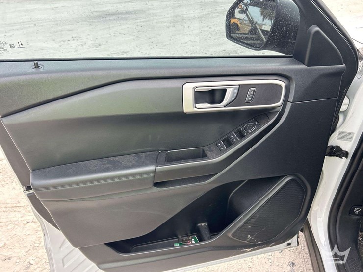 2022-ford-explorer-image-11