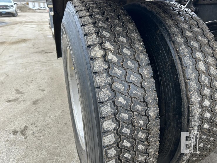 2017-mack-granite-gu713-image-76