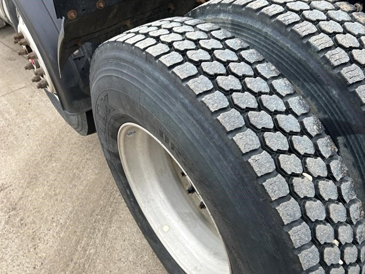 2019-mack-granite-64ft-image-17