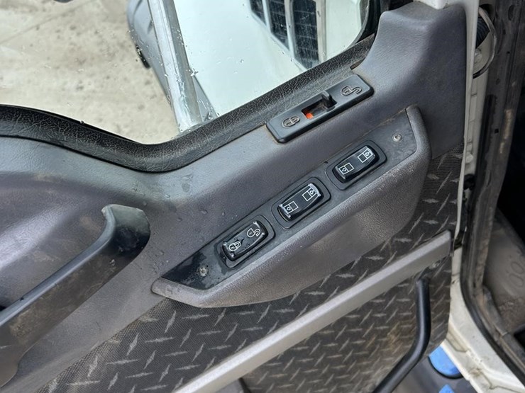 2017-mack-granite-gu713-image-37