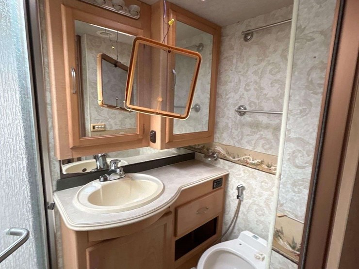 2005-freightliner-tropi-cal-t396-39ft.-class-a-motorhome-image-36