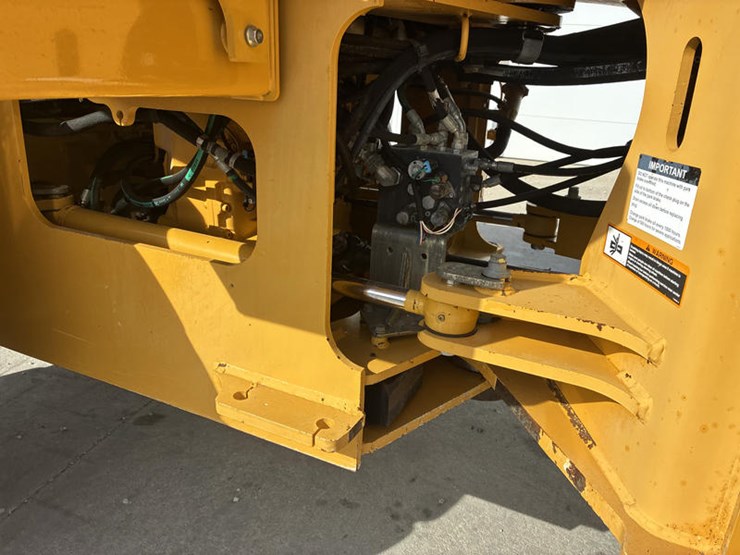 2011-deere-544k-image-21