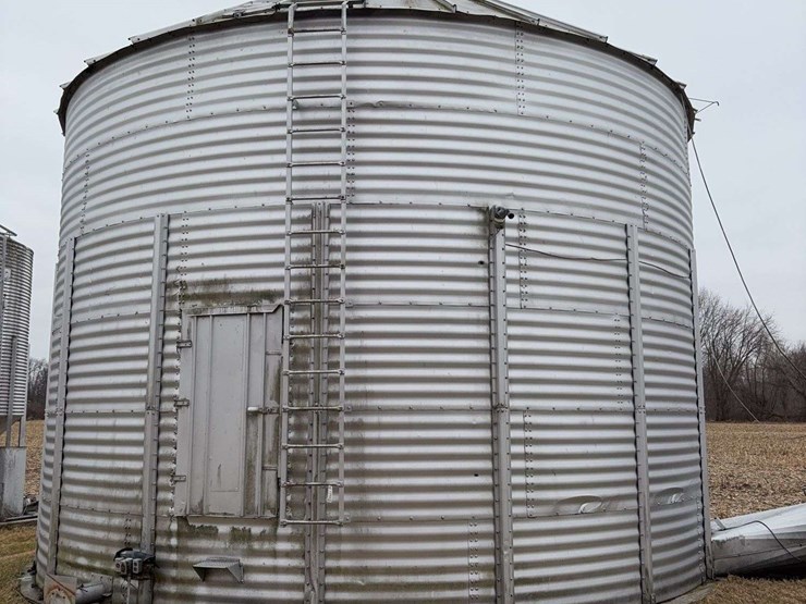 5000-bu-grain-bin-with-in-floor-dryer-and-unload-auger.-image-1