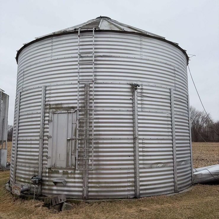 5000 bu Grain bin with in floor dryer and unload auger.
