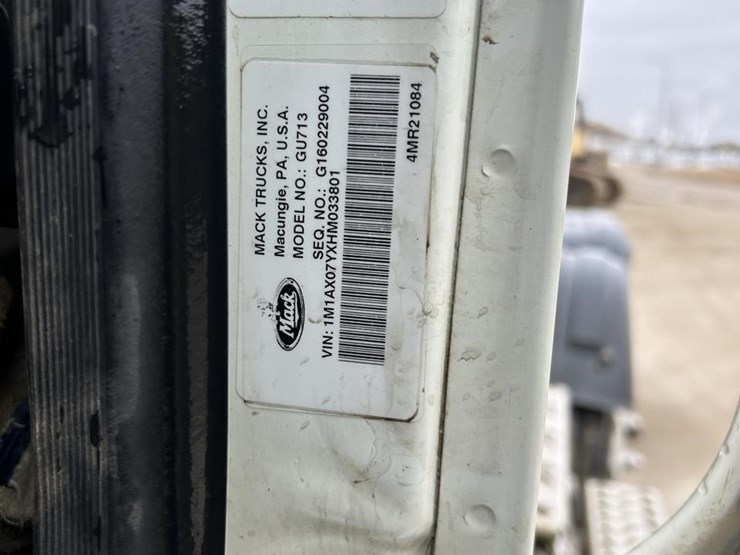 2017-mack-granite-gu713-image-21