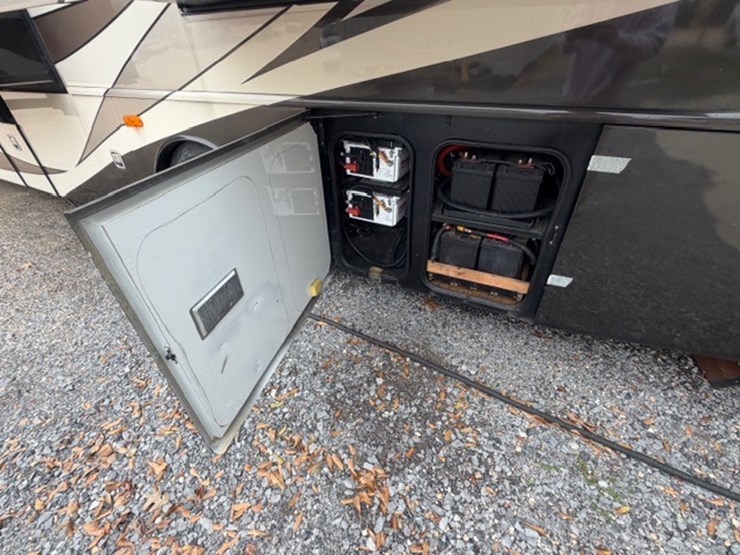 #1339-•-2011-fleetwood-36j-discovery-rv-/-motorhome-image-50