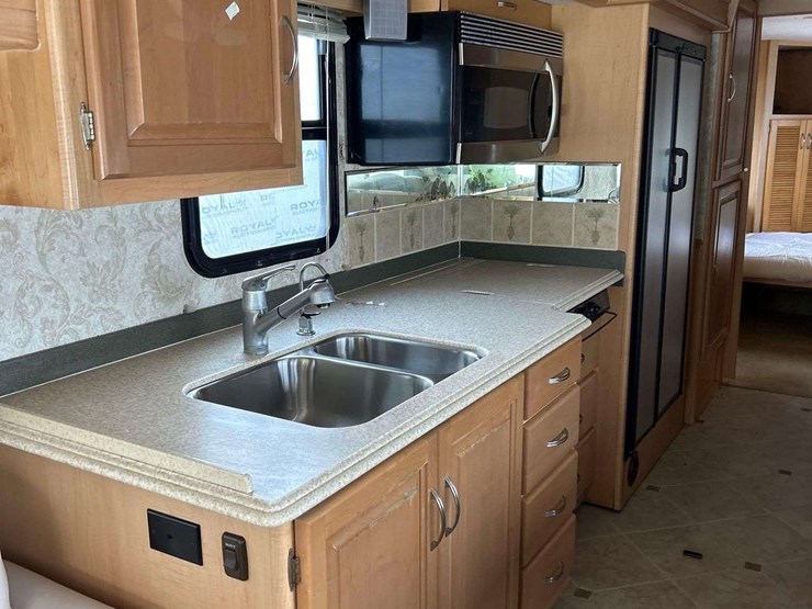 2005-freightliner-tropi-cal-t396-39ft.-class-a-motorhome-image-27