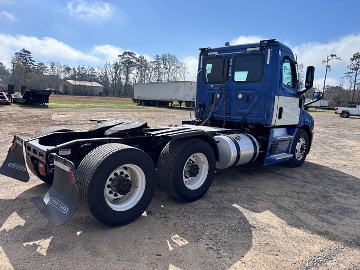 #205-•-2020-freightliner-cascadia-image-3