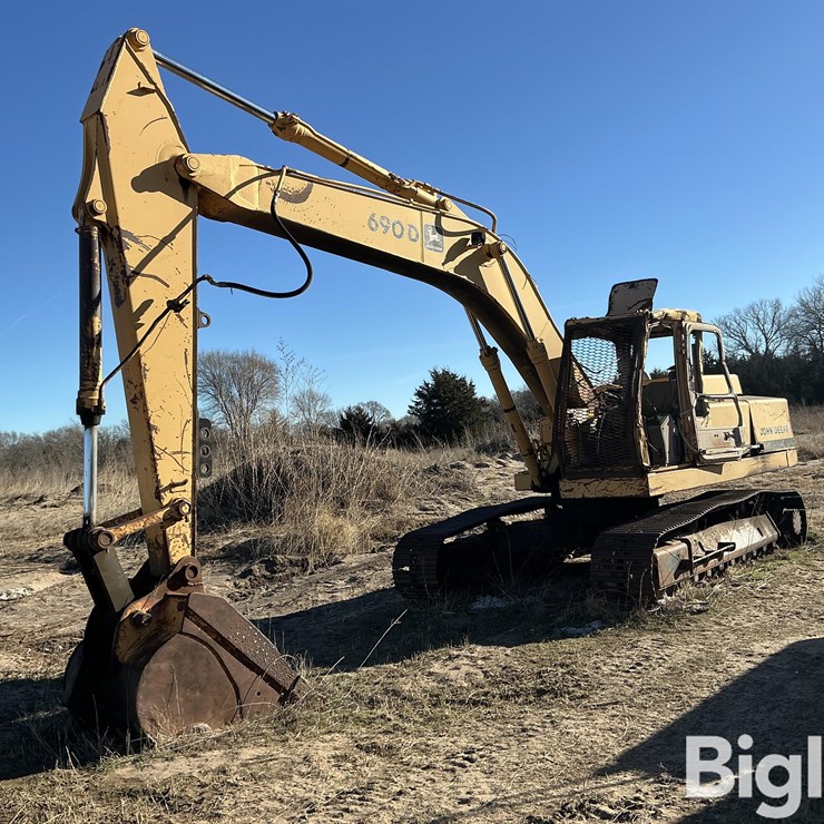 DEERE 690D