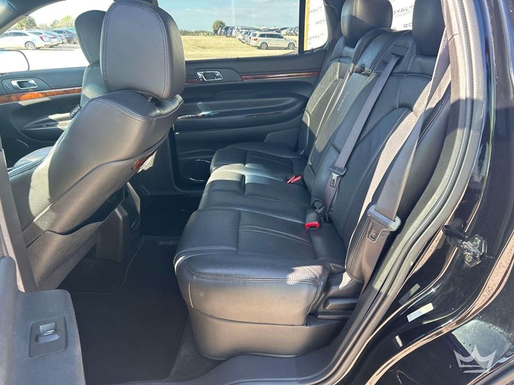 2018-lincoln-mkt-image-19