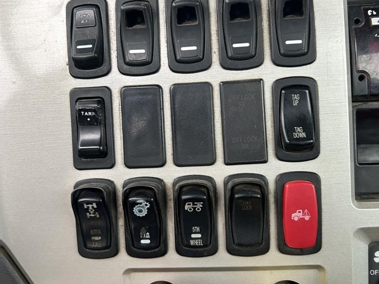 2017-mack-granite-gu713-image-32