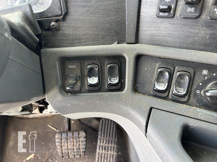 2006-freightliner-columbia-120-image-32