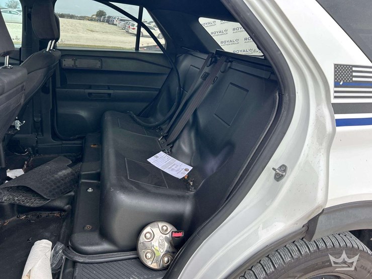 2020-ford-explorer-image-18