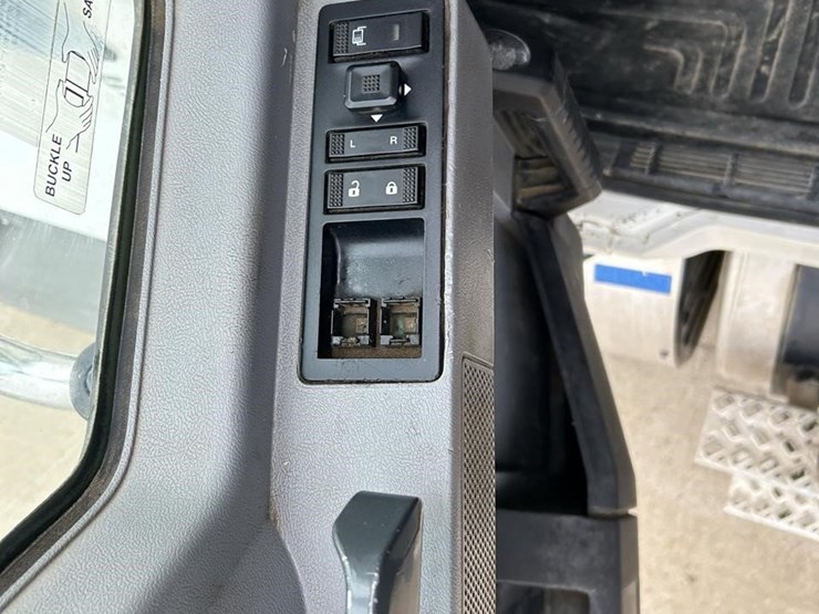 2019-mack-granite-64ft-image-32