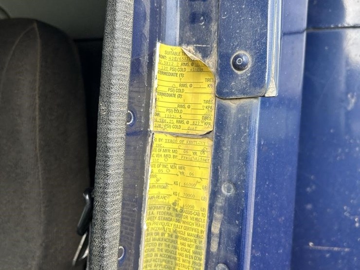 2007-freightliner-columbia-120-image-38