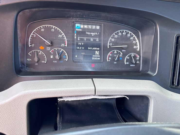 #205-•-2020-freightliner-cascadia-image-12