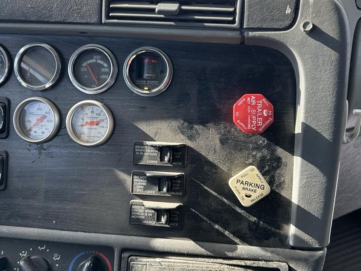 2006-freightliner-columbia-120-image-36